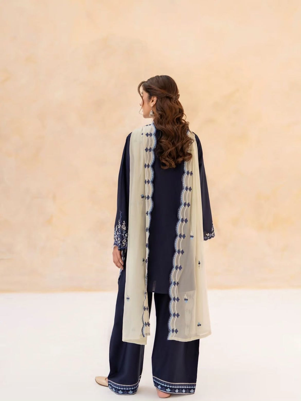 Perwaz – Navy Blue Embroidered 3 Piece Suit with Organza Dupatta | EZNO