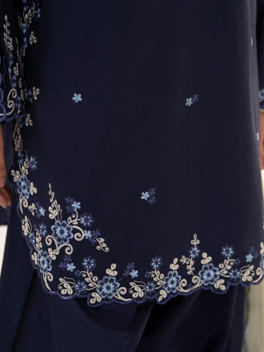 Perwaz – Navy Blue Embroidered 3 Piece Suit with Organza Dupatta | EZNO