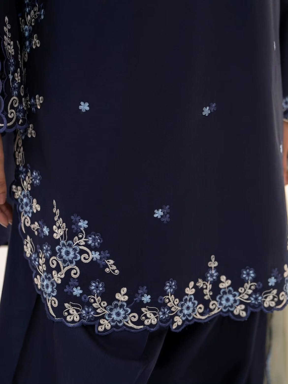 Perwaz – Navy Blue Embroidered 3 Piece Suit with Organza Dupatta | EZNO
