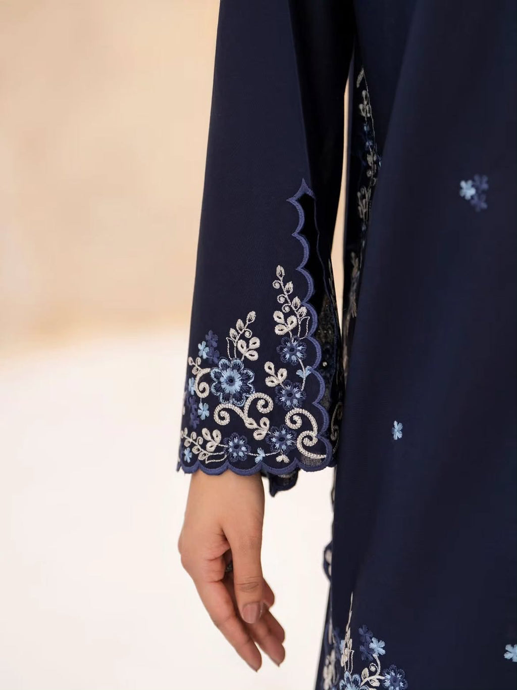 Perwaz – Navy Blue Embroidered 3 Piece Suit with Organza Dupatta | EZNO