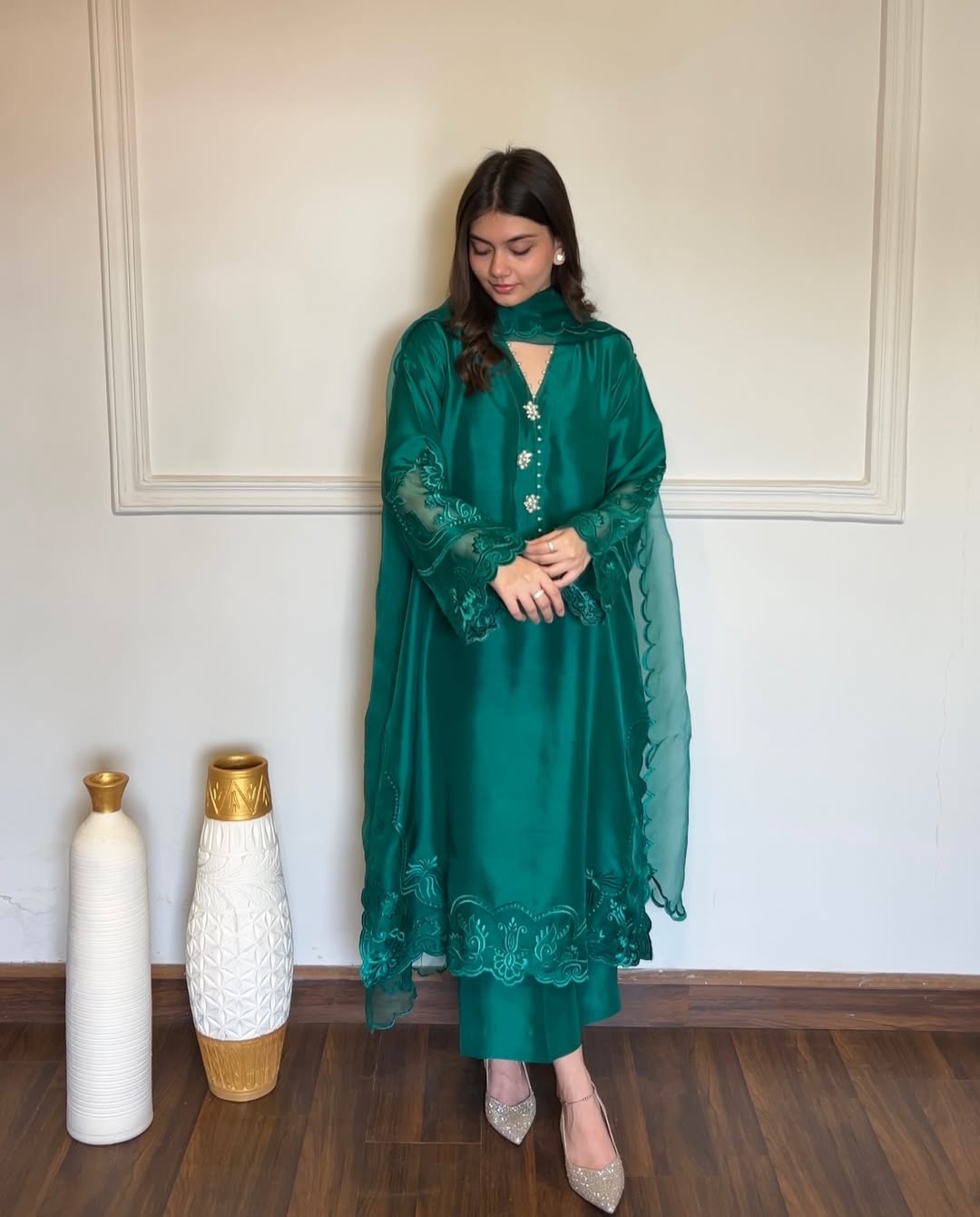 Silk long shirt with embroidered neckline sleeves and cutwork daman Diva Ezno