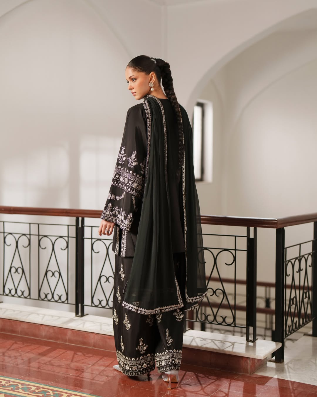 Delicate embroidered dupatta Nayra Ezno summer collection